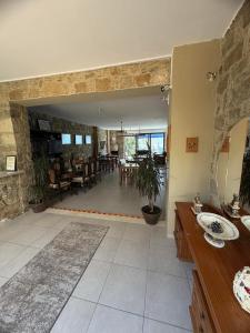 a large living room with a stone wall at Esperando in Maroni