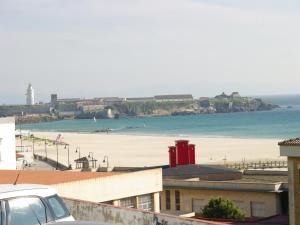 vistas a la playa desde el techo de un edificio en Livingtarifa Apartamento Blue I, en Tarifa