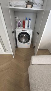 a laundry room with a washing machine in a room at Brizo in Termoli