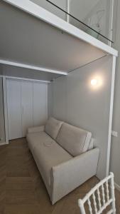 a room with a couch in the corner of a room at Brizo in Termoli