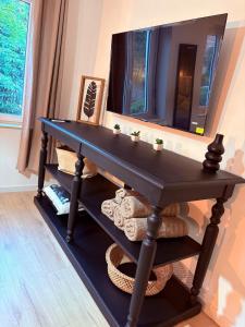 a table with a mirror on top of it at Cottage cosy avec terrasse 5pers proche Etretat in Bolbec
