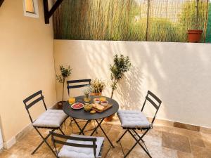 a table and chairs with food on a patio at Cottage cosy avec terrasse 5pers proche Etretat in Bolbec