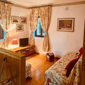a bedroom with a bed and a desk with a television at BaBi in Cison di Valmarino