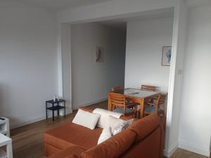 a living room with a couch and a table at Piso 4 dormitorios playa sada in Sada