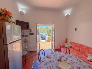 ein Wohnzimmer mit einem roten Sofa und einem Tisch in der Unterkunft L'Oleandro Bianco in Ponza