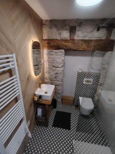 a bathroom with a sink and a toilet at VODIČARJEVA HiŠiCA in Grgar