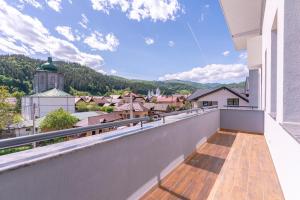 ein Balkon mit Blick auf eine Stadt in der Unterkunft Vila Core in Rucăr + 55 Fotos