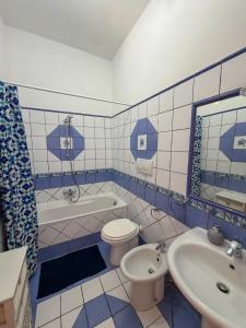 Ein blau-weißes Badezimmer mit Toilette und Waschbecken in der Unterkunft L'Oleandro Bianco in Ponza