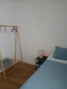 a bedroom with a bed and a tripod next to a bed at Piso 4 dormitorios playa sada in Sada