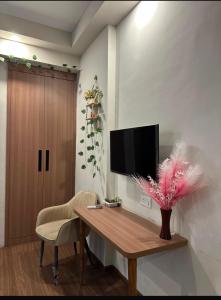 a room with a desk with a television and a chair at TOM n JERY STAYS in Greater Noida