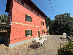 a table and chairs in front of a building at Casia Vacanze con due appartamenti in Bene Vagienna
