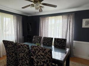 a dining room with a table and a ceiling fan at Casa Larisa Borsa in Borsa