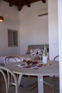a table with two glasses and a bottle of wine at Pinat HaNahal in HaGoshrim