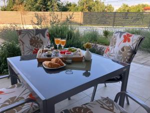 ein Tisch mit einem Tablett mit Speisen und Weingläsern in der Unterkunft Apartment Oblica-beautiful new, well equipped apartment in Kastav