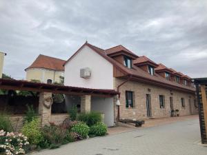 a house with a roof with a courtyard at U svaté Rozálie in Horní Věstonice