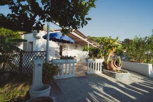 a house with a patio with an umbrella at Residence Limoneto Ischia in Forio d'Ischia