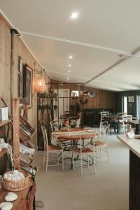 a dining room with a table and chairs at Ons Hofke in Lubbeek