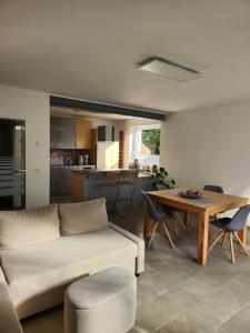 a living room with a couch and a table at Borndal-Zeit in Altenberge