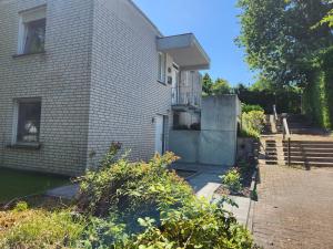 a white brick house with a porch and a staircase at Borndal-Zeit in Altenberge