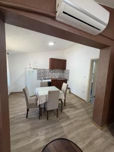 a kitchen and dining room with a table and chairs at Apartman Sambi 3 in Čanj