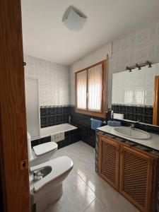 a bathroom with a sink and a toilet and a tub at Los Balcones de San Marcos in Galera +4 photos