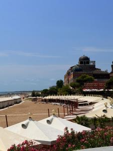 a group of tables and umbrellas on a beach at homesweethome venice in Venice