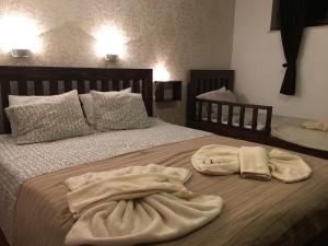 een bed met twee handdoeken erop bij Bansko Prespa Ski Penthouse in Bansko