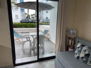 a living room with a table and an umbrella at Smir Park apartamento in Marina Smir