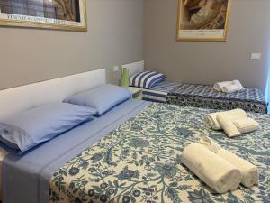 two beds in a room with towels on the floor at Mai senza Mare in Levanto +56 photos