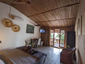 a bedroom with a bed and a table in a room at Bon Vivant Front de Mer - Ile Rodrigues in Rodrigues Island