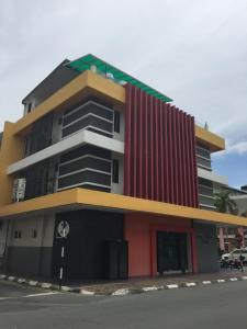 un edificio al lado de una calle en Premierz Hotel, en Labuan