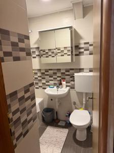 ein kleines Badezimmer mit Toilette und Waschbecken in der Unterkunft Travnik apartment in Travnik