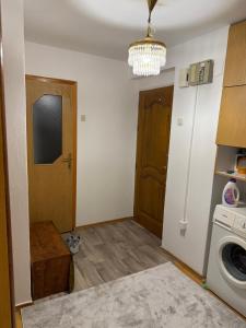 ein Wohnzimmer mit Waschmaschine und Trockner und einer Tür in der Unterkunft Travnik apartment in Travnik