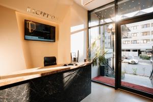 eine Lobby mit Rezeption und Stuhl in der Unterkunft Monarch Boutique Hotel in Prizren