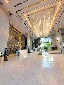 a lobby of a hotel with a large ceiling at 千禧大厦 in Pattaya South +46 photos