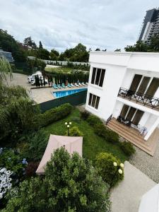 an aerial view of a building with a swimming pool at Guest House Giorgi in Makhinjauri