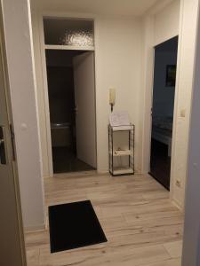 a room with a hallway with a mirror and a door at Monteurwohnung Hoffmann in Heilbronn