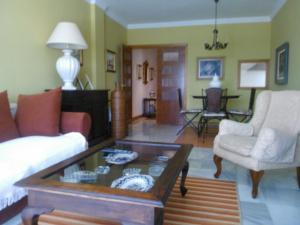 sala de estar con sofá y mesa de centro en Livingtarifa Apartamento El Puerto, en Tarifa