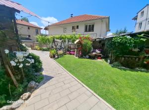 a backyard with a lawn and a house at Atina Apartments in Peštani