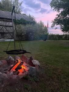 a fire pit with a swing over a campfire at Agroturystyka Uroczysko Kostomłoty in Kostomłoty