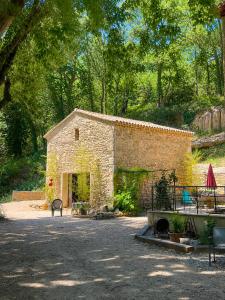 a small stone building in the middle of a park at Atelier Provençal in La Celle-sous-Gouzon