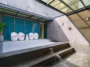 a group of toilets lined up in a building at Ya Nold Hot Spring Hotel in Jiaoxi