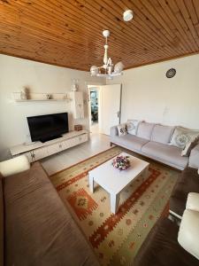 a living room with a couch and a table at HAPPY HOUSE 1 Pamukkale in Pamukkale