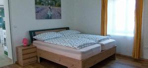 a small bed in a bedroom with at Fridolins Family Apartment - Ferienwohnung im Südburgenland in Markt Allhau
