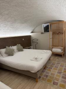 a bedroom with a large bed in a room at Le Col Getaway Virage 1 in Le Bourg-dʼOisans