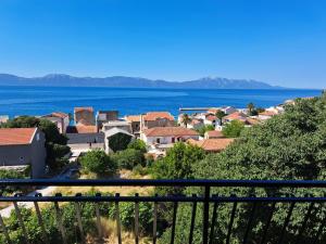 a view of a city and the ocean at Apartmani Korljan in Gradac