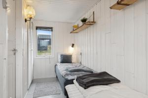 a room with two beds in a tiny house at Feriehus 1082 in Ringkøbing