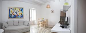 a living room with a couch and a tv at Residence Ventimiglia in Gangi