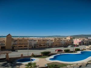 una vista aérea de un complejo con 2 piscinas en Livingtarifa Carpe Diem, en Tarifa