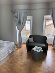 a living room with a couch and a bed at Apartamento Linde in Muros